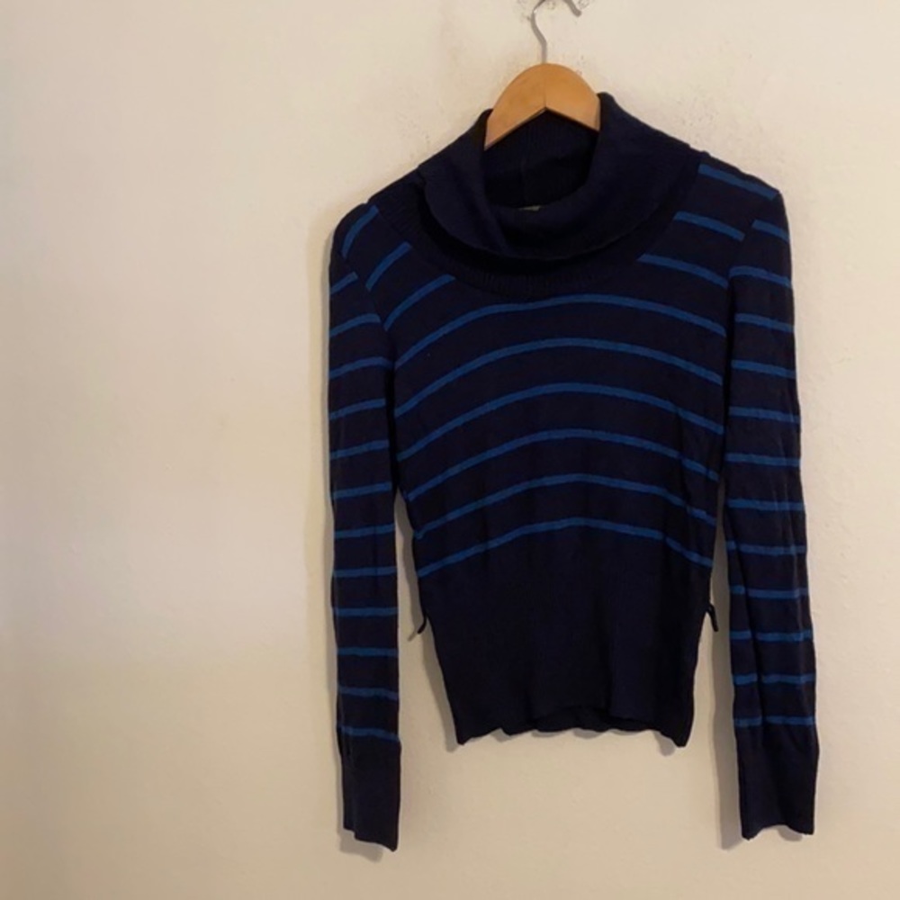 FOREVER 21 BLACK & BLUE SWEATER SIZE MEDIUM